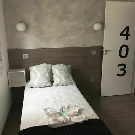 Hostal Meyra Madrid Exterior foto